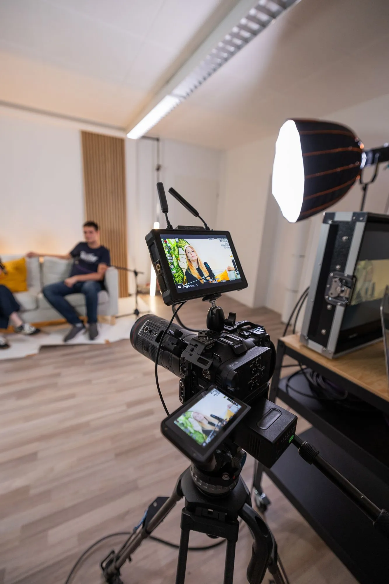 Cinema-Kamera-Rig mit Monitor vor dem Sofa-Set im CUBE STUDIO