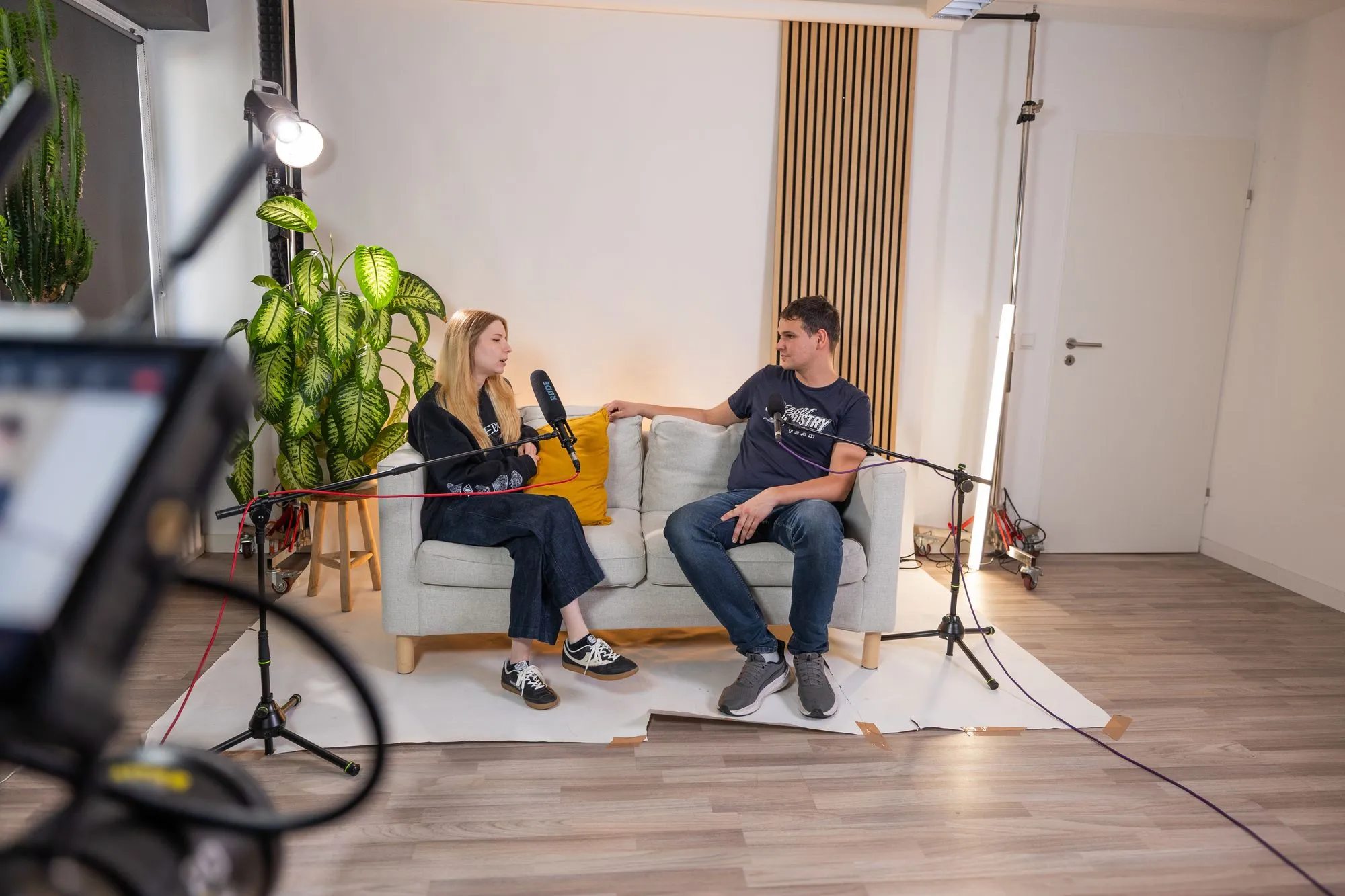 Content-Dreh auf dem Sofa-Set mit Kamera-Vorschau in Essen