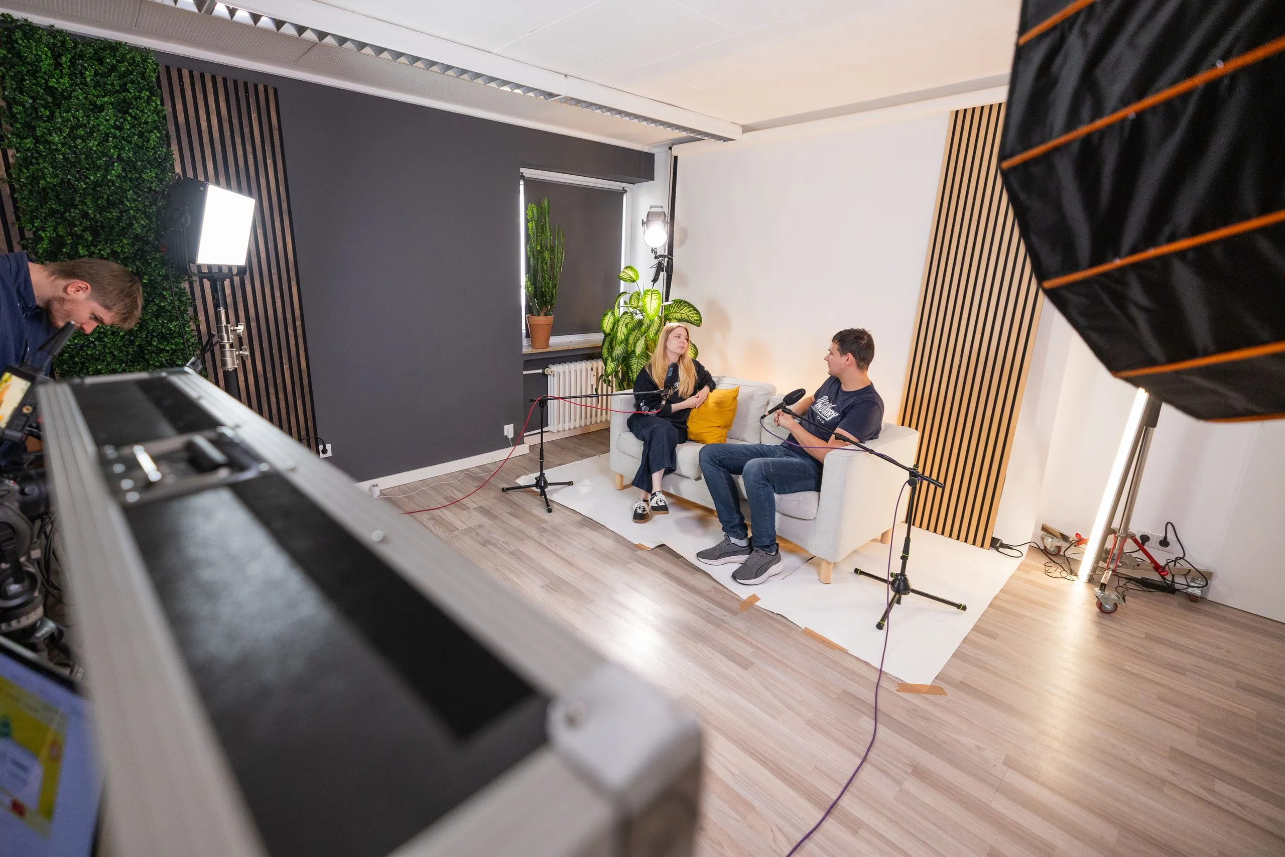 Interview-Produktion auf dem Sofa-Set im CUBE STUDIO in Essen-Rüttenscheid, mit Mikrofonen, Licht und Kamera-Equipment